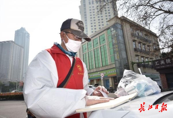 缺药品、不会用手机支付、害怕睡不着……进社区发现这些问题，都有人“接条”