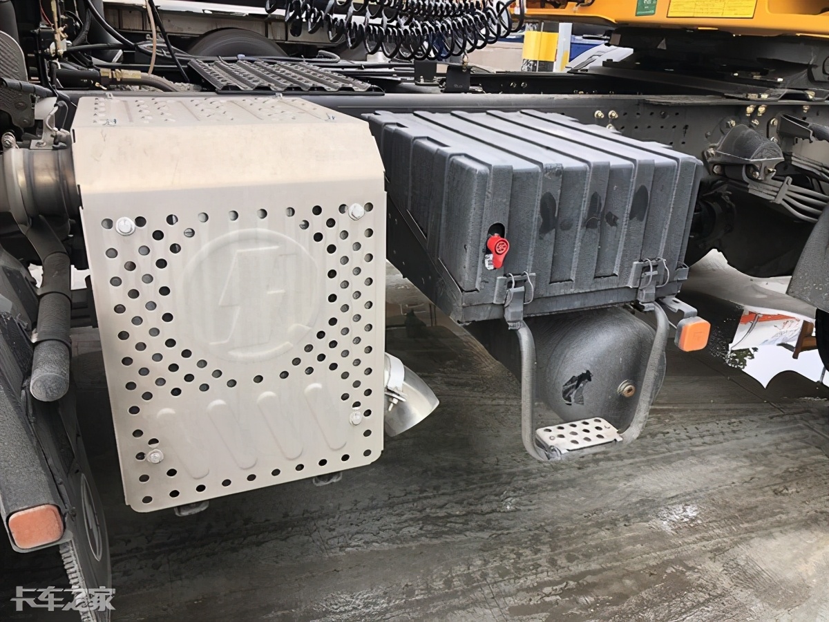 陕汽德龙新款m3000天然气车,德龙m3000牵引车拉大件