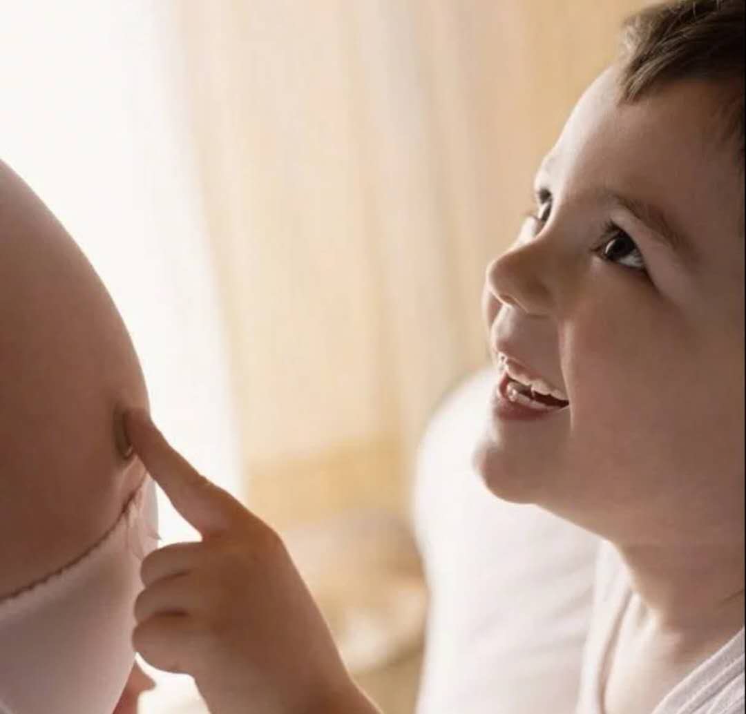 为什么孕妈打喷嚏娃老动,孕中期打喷嚏就漏尿怎么回事