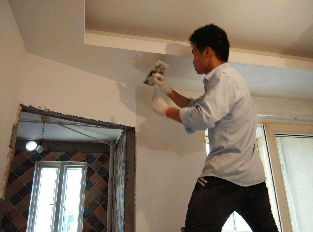 墙面起碱不除碱直接刮腻子可以吗,如何解决墙面泛碱问题