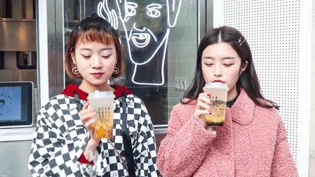 火爆台湾的“丑丑奶茶”首现厦门,拿着5分钟竟被搭讪10次……