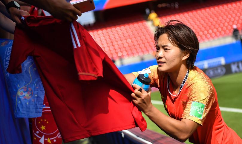 中国女足王霜接受采访,女足教练怼记者