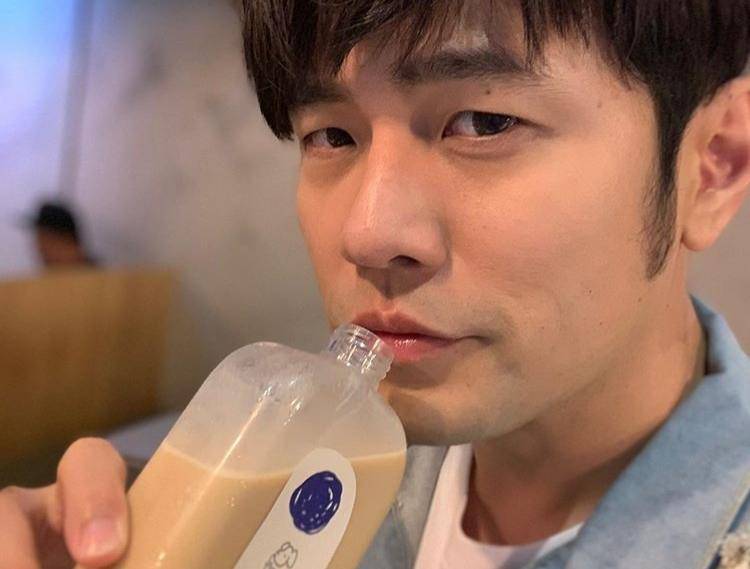 周杰伦打球被吐槽,周杰伦踢足球是什么梗