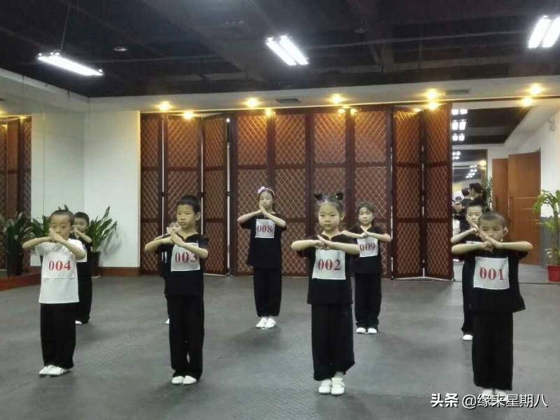 抱拳礼的动作标准是右掌左拳,抱拳礼男子右掌左拳什么意思