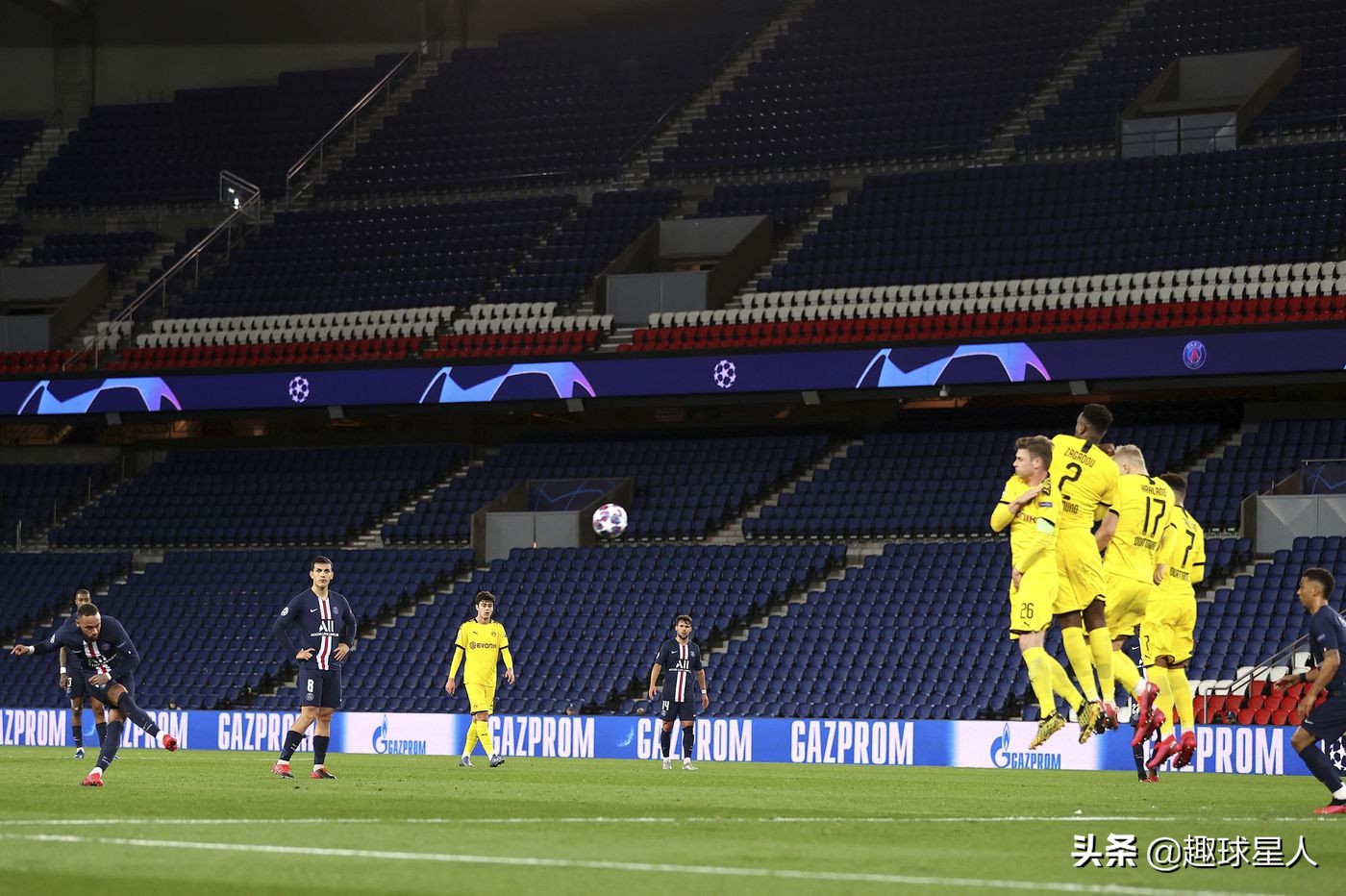 辣眼神操作,韩国足球联现场赛没观众,充气“美女”来凑数