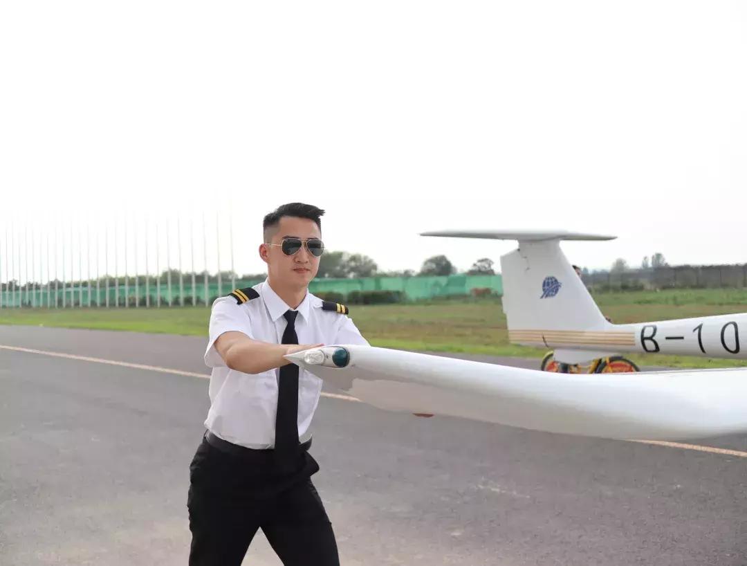 七夕情人热吻60秒，免费让TA获取空中体验开飞机十分钟资格