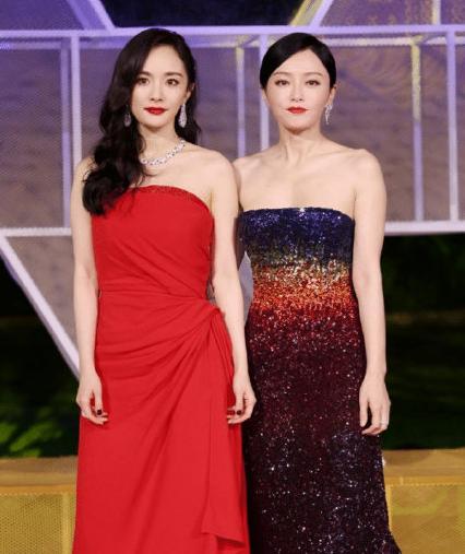 冻龄女神秦岚蕙质兰心气质出众,秦岚的穿搭一直都是独树一帜