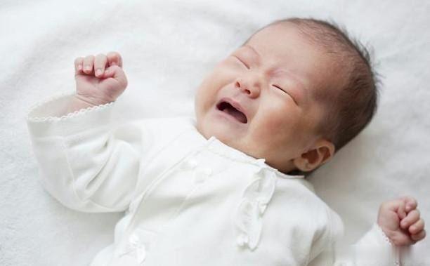 婴儿挣扎憋劲手脚乱蹬,宝宝总是憋气蹬腿大哭怎么回事