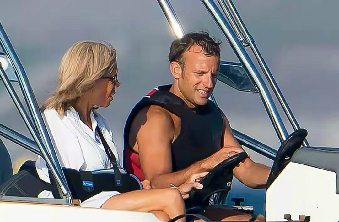 法国总统真Man！跟大25岁老婆出海频繁秀肌肉，布丽吉特一脸漠然