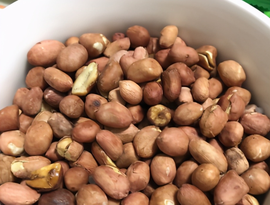 盐炒花生又香又脆,花生放白糖炒