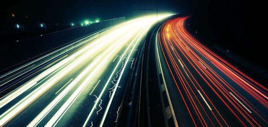 爱因斯坦的狭义相对论说了些什么,爱因斯坦的广义相对论到底是什么