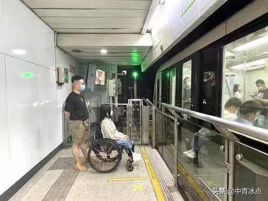 小伙子爱上轮椅女孩,轮椅男孩和轮椅女孩相亲