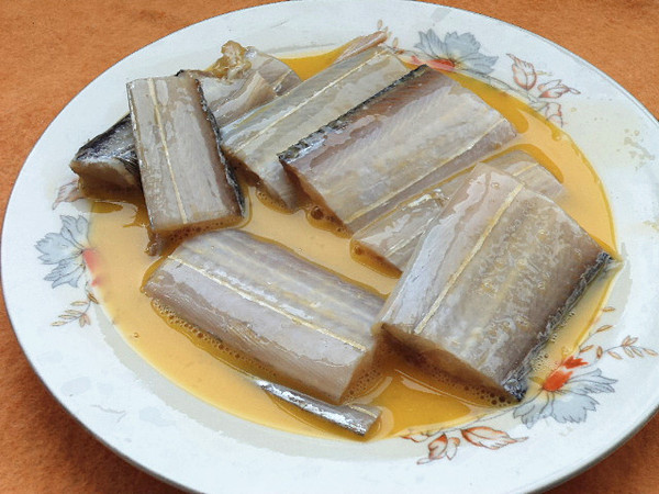 做鱼时,直接下锅就“废”了,掌握这个小技巧,鱼肉不破不粘锅