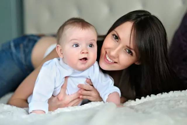 90后宝妈大胆尝试“男催乳师”，别人问其感想，她直言：有些糟心