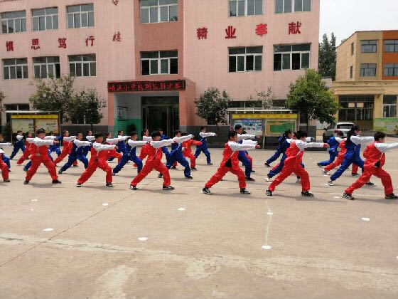 闃熷垪闃熷舰灞曢閲囨槀鎵悜涓婄唤鍏夎姃,灞曢潚鏄ユ椿鍔涗寒瀛﹀瓙椋庨噰