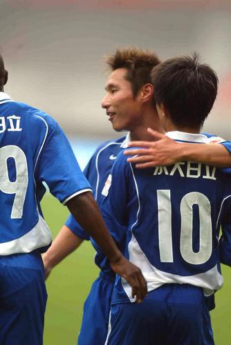 他本应该成为国足最优秀的中场，却命途多舛最终陨落