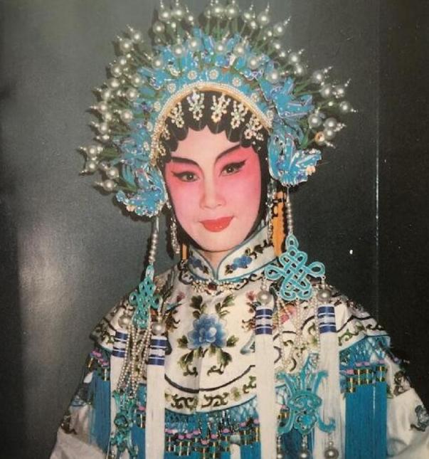 1988年，人大会议上*小平邓**正要抽烟，收到陌生纸条：请你不要吸烟