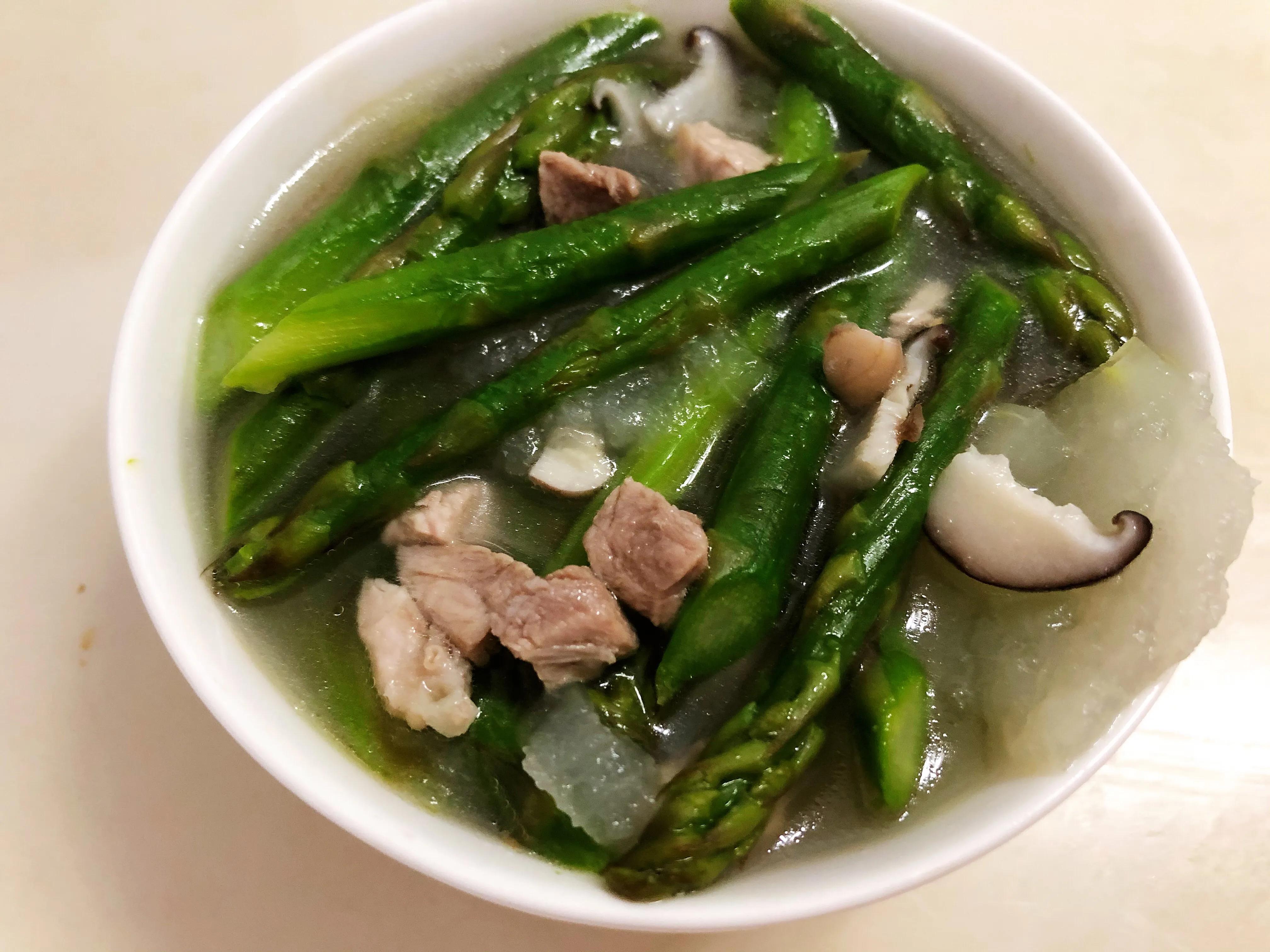 琳子阿姨家的日常菜谱五，夏日花样菜汤芦笋瘦肉汤，蔬菜中的海鲜