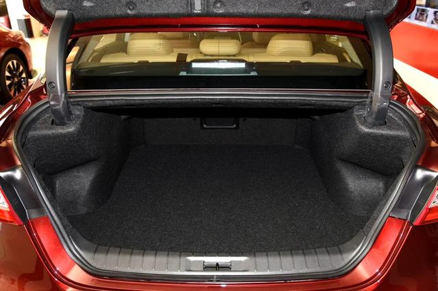 日产西玛海外改款来袭还值得买吗,外观不输百万车