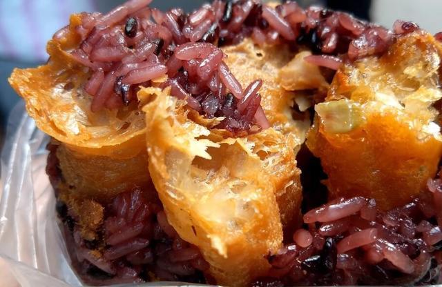 老奶奶摆摊卖纯手工小吃多年,80后老阿姨做早餐摆摊