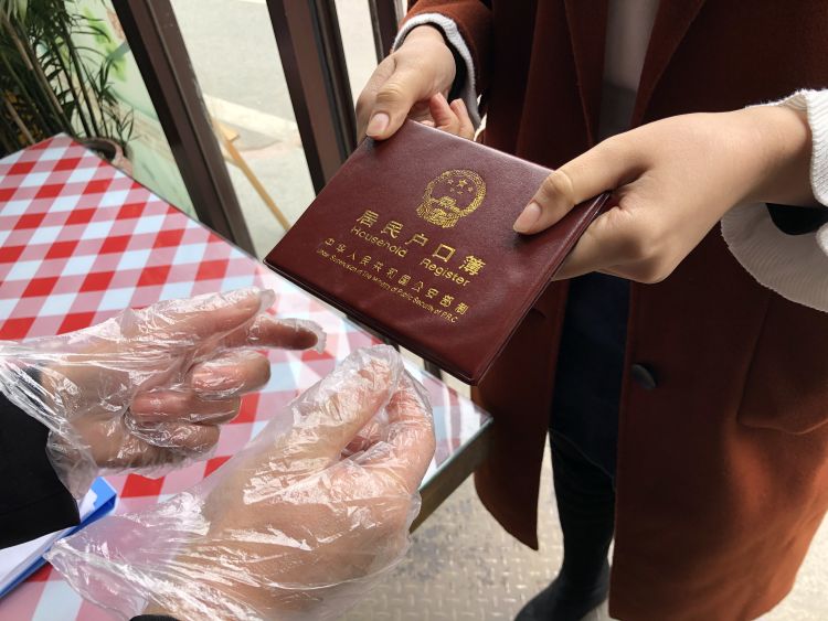 进店吃饭要亮结婚证、户口本！青岛这家饭店防疫操作真硬核