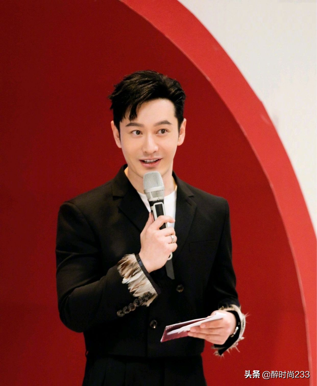 黄晓明休闲装搭配变身暖男,杨颖黄晓明棒球帽