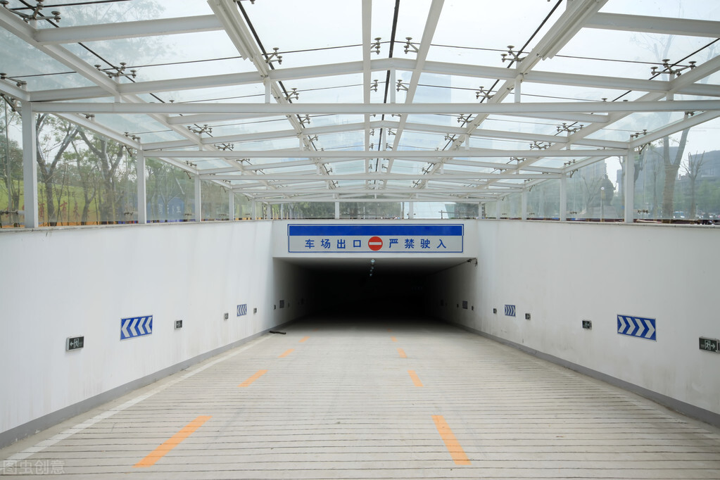 自动挡上陡坡的技巧,自动挡上陡坡起步怎么防止溜车