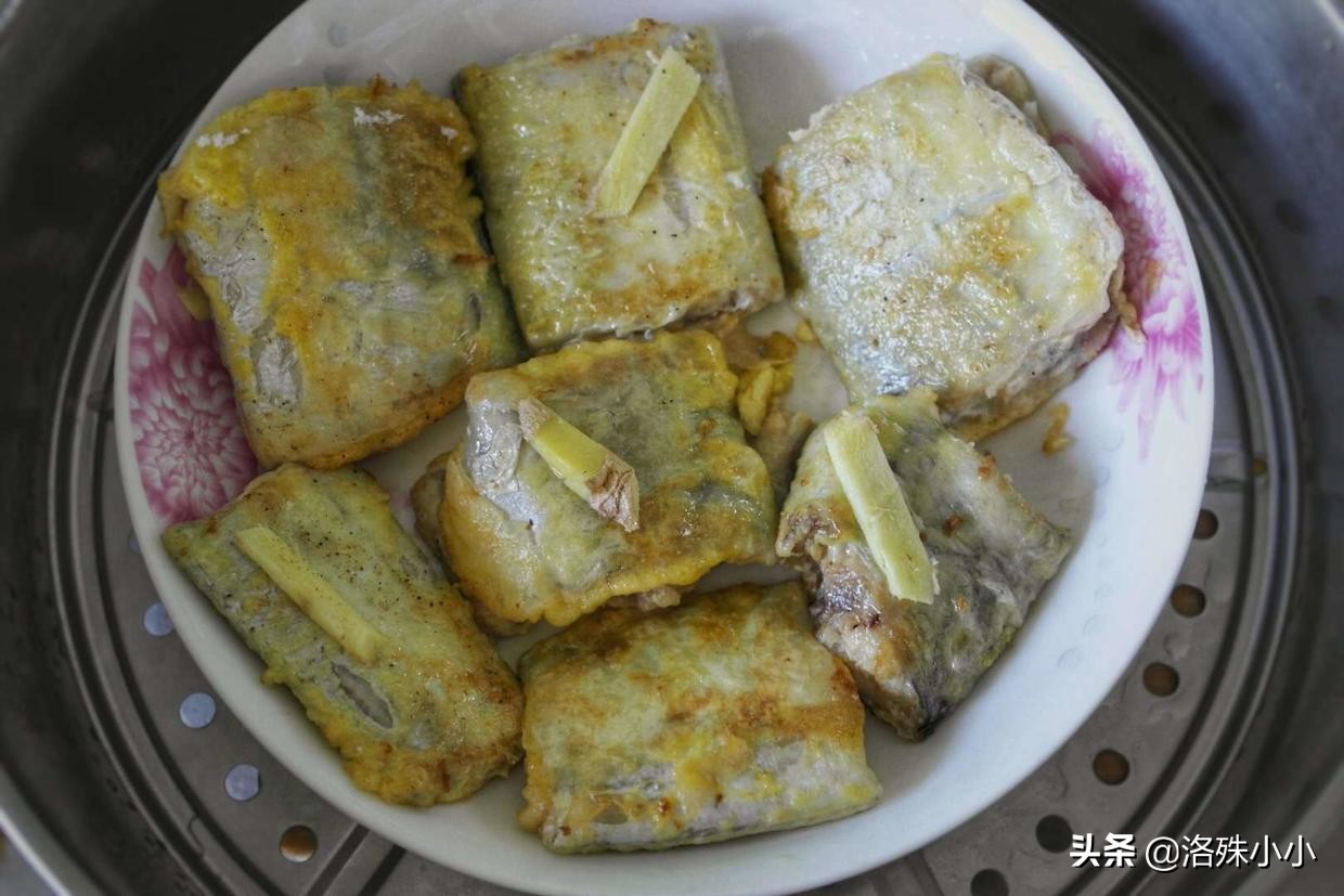 煎蒸带鱼口感细腻，味道鲜，蒸前除腥这一步是重点！