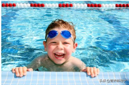 游泳会不会使湿气进入体内,游泳后热水冲澡湿气加重吗