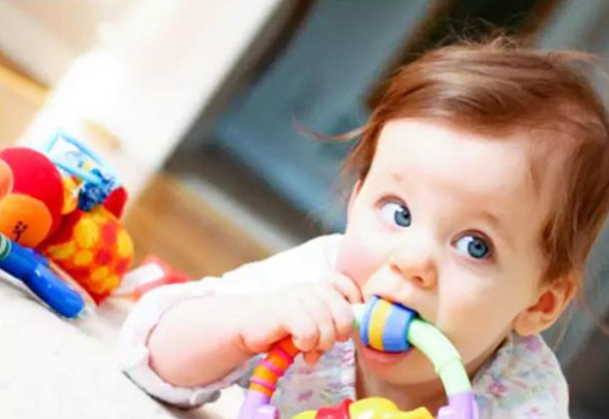 宝宝进入口欲期怎么办,正确引导宝宝口欲期