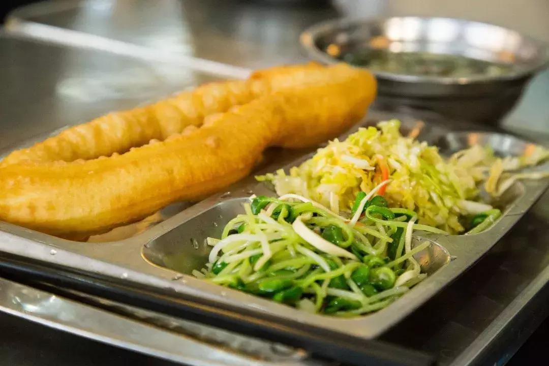 叫醒你的不是闹钟是给孩子做饭,清晨叫醒你的不是闹钟