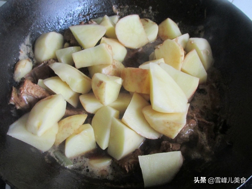 60年老厨师透露给我8道特色美食,炖排骨盐放早了又柴又硬怎么补救