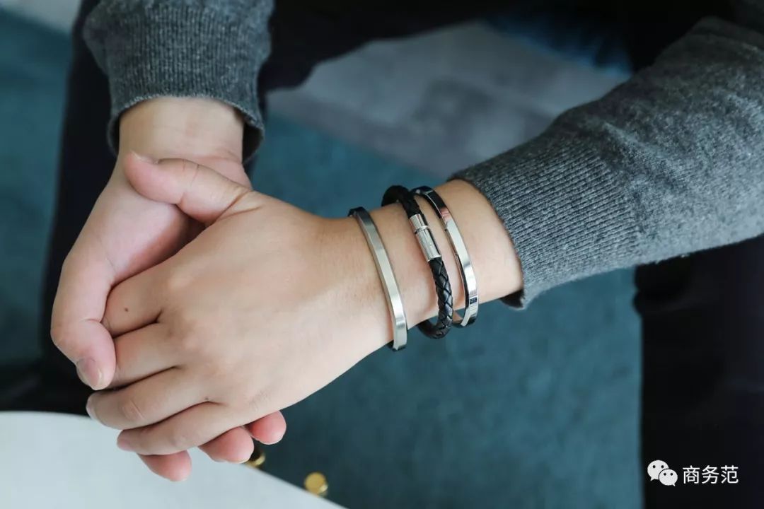 瑞典皇家配饰品牌,几百块戴出万元质感,金色手镯男女戴都好看