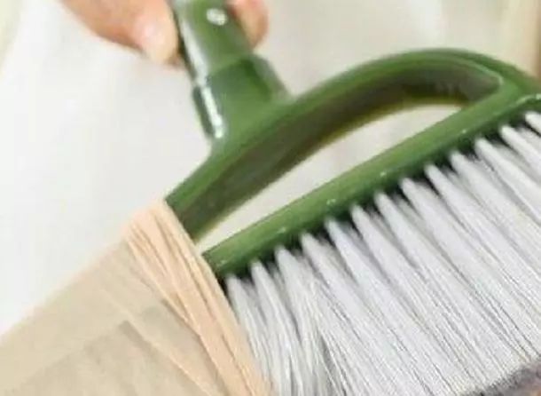 用什么扫把能把头发扫干净,扫地头发粘在扫把上怎么办