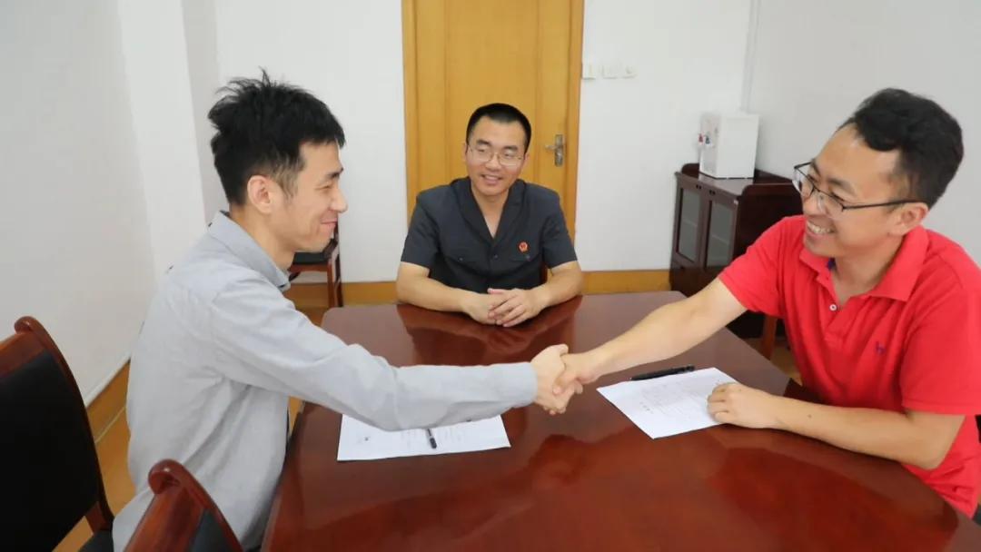 阿迪达斯商标侵权案例,adidas争议广告图片