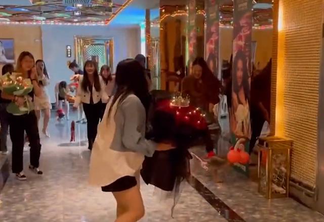 女子送闺蜜特殊生日礼物,女子过生日闺蜜送来一只鹅