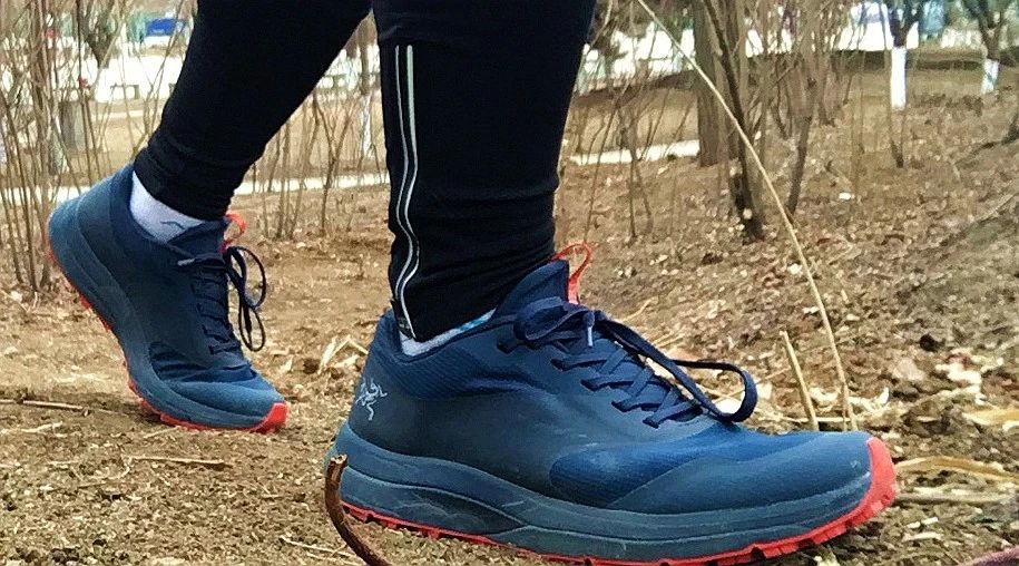 公认脚感最好的户外鞋始祖鸟,始祖鸟越野跑鞋高帮灰色