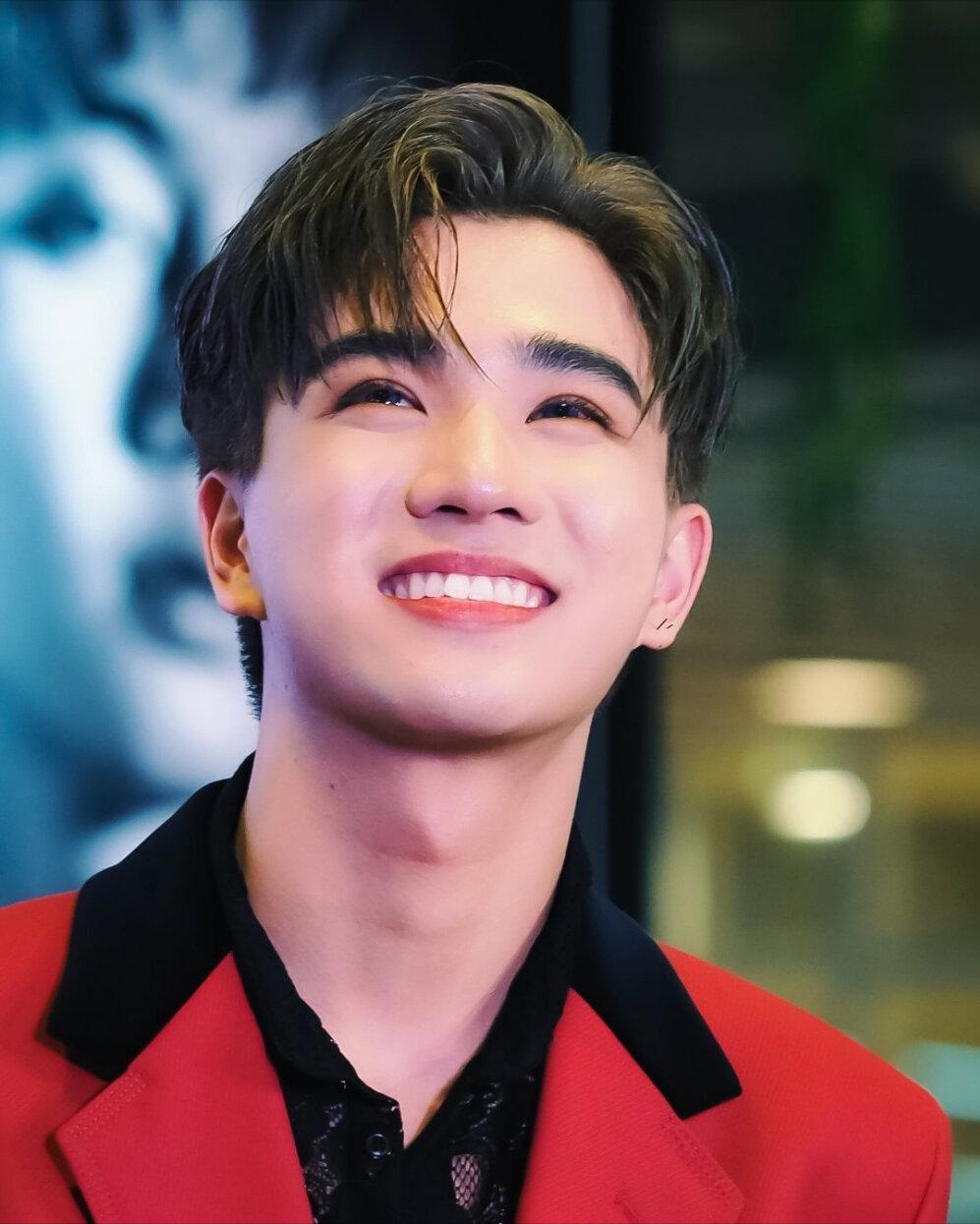 他泰让人一眼万年的外观:妞的鼻尖痣泡芙的笑眼文总的手