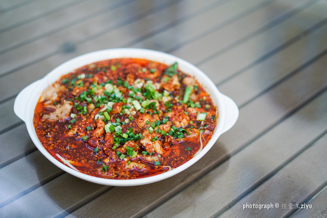 一群年轻人到三亚，摆pose，拍照