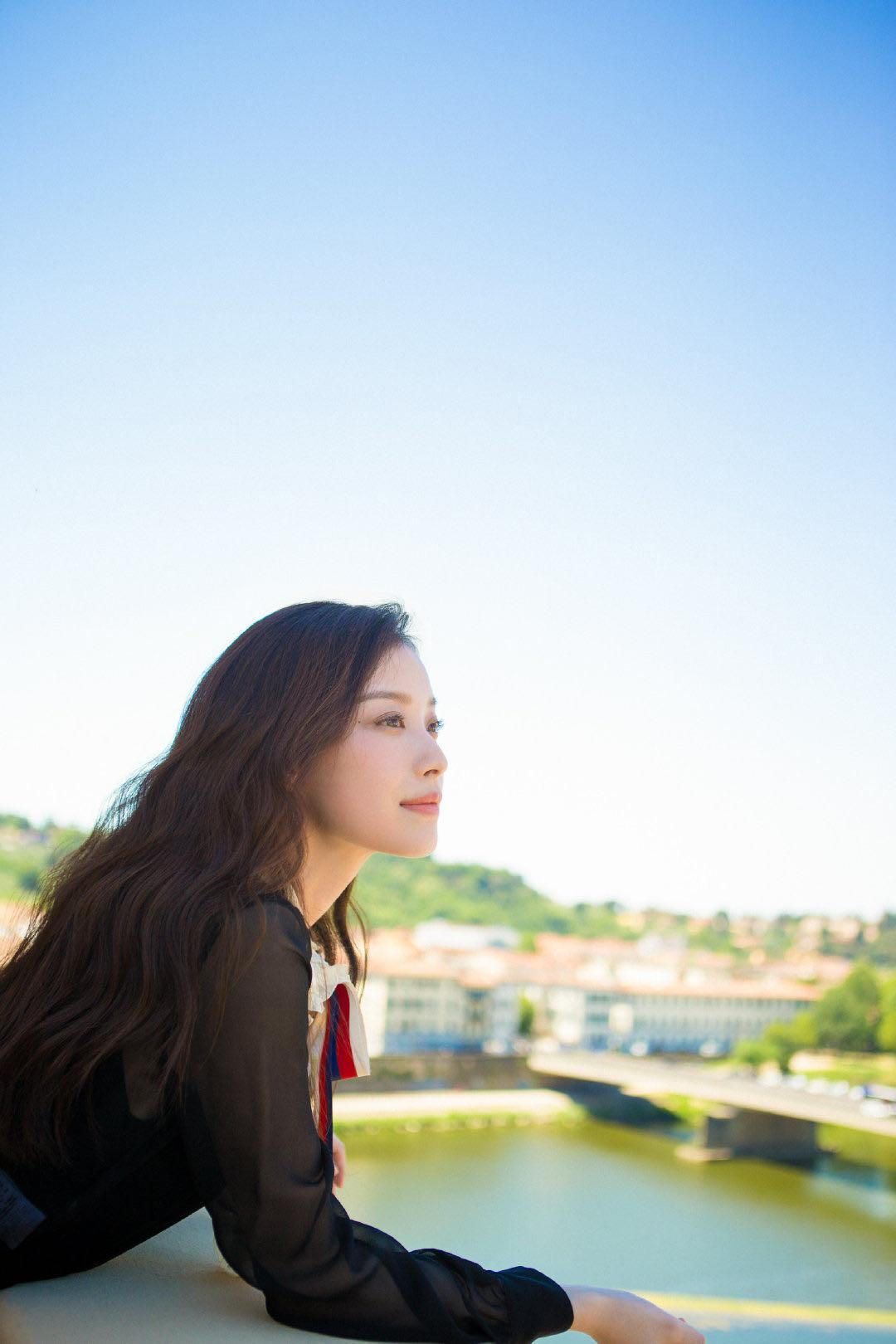 倪妮同款连衣裙普通人穿搭,倪妮流金岁月穿搭牛仔裤白上衣