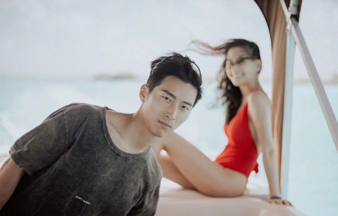 何超莲晒窦骁合照大秀恩爱,窦骁深夜晒何超莲合影