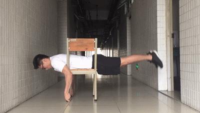 自由倒立撑训练方法,初学者如何掌握倒立撑