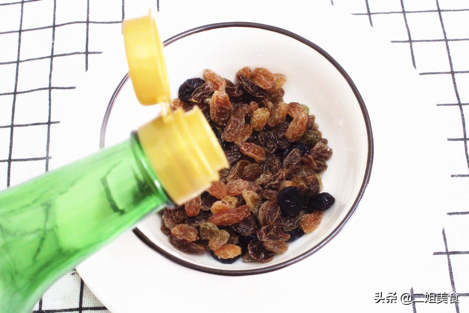 白醋倒葡萄干中会有什么作用,白醋泡葡萄干有什么用处