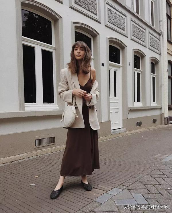 入春怎么穿?回头率最高的穿搭参考:“长裙+外套”,气质又高级