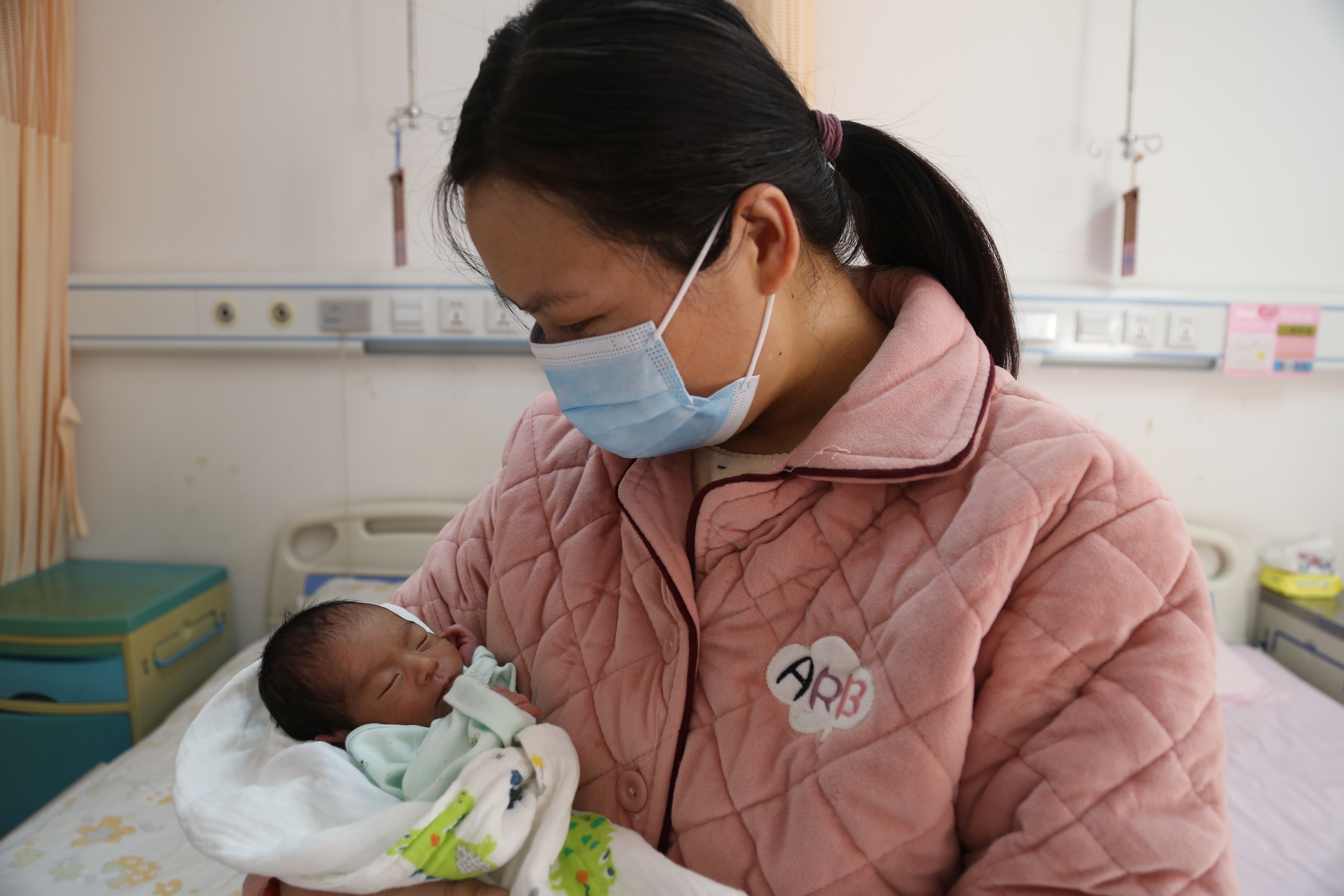 孕21周就早早“破水”女子保胎三个月后生下健康男婴