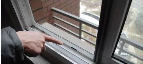 冬天窗户漏水口往里漏水,窗户漏水了
