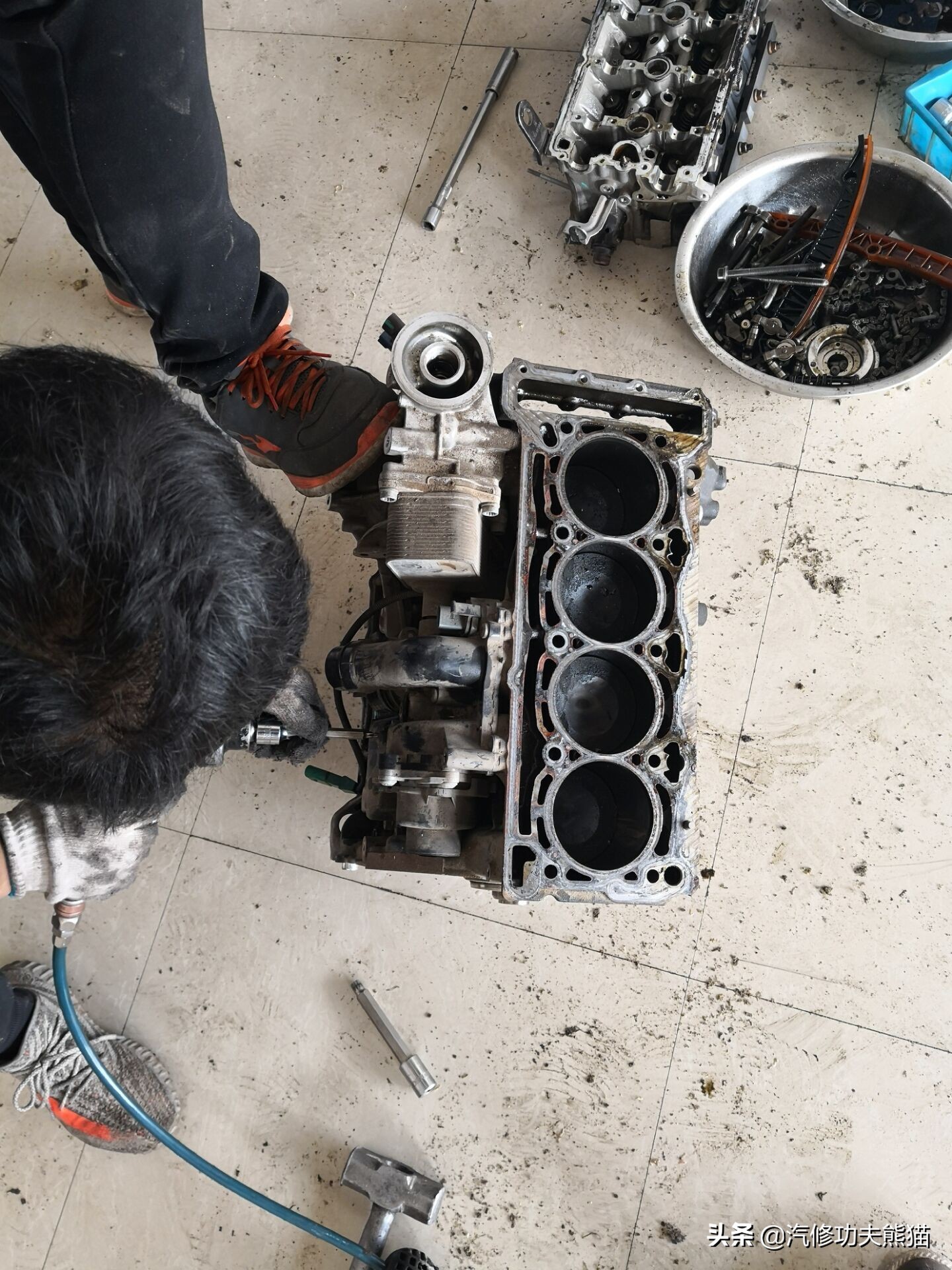 奥迪q53.2自吸发动机烧机油吗,12款奥迪q5发动机烧机油改进