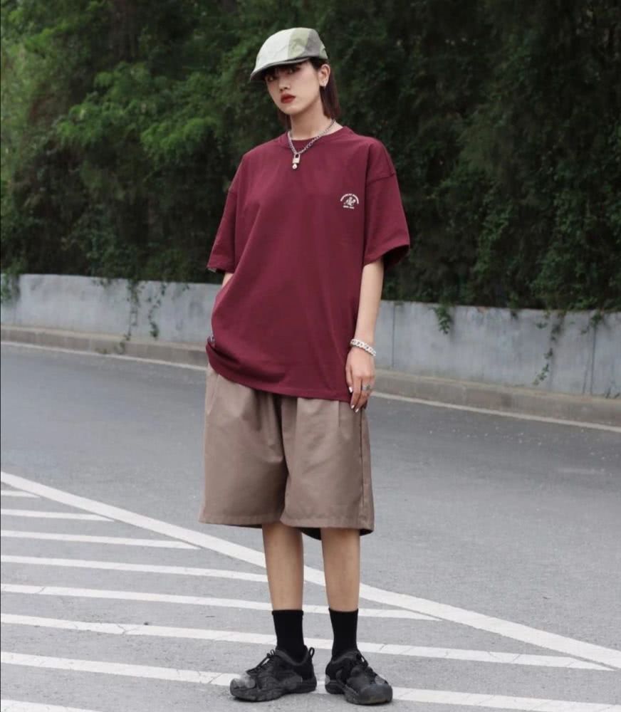 微胖黑色t恤怎么穿才好看,肥t恤女怎么搭配