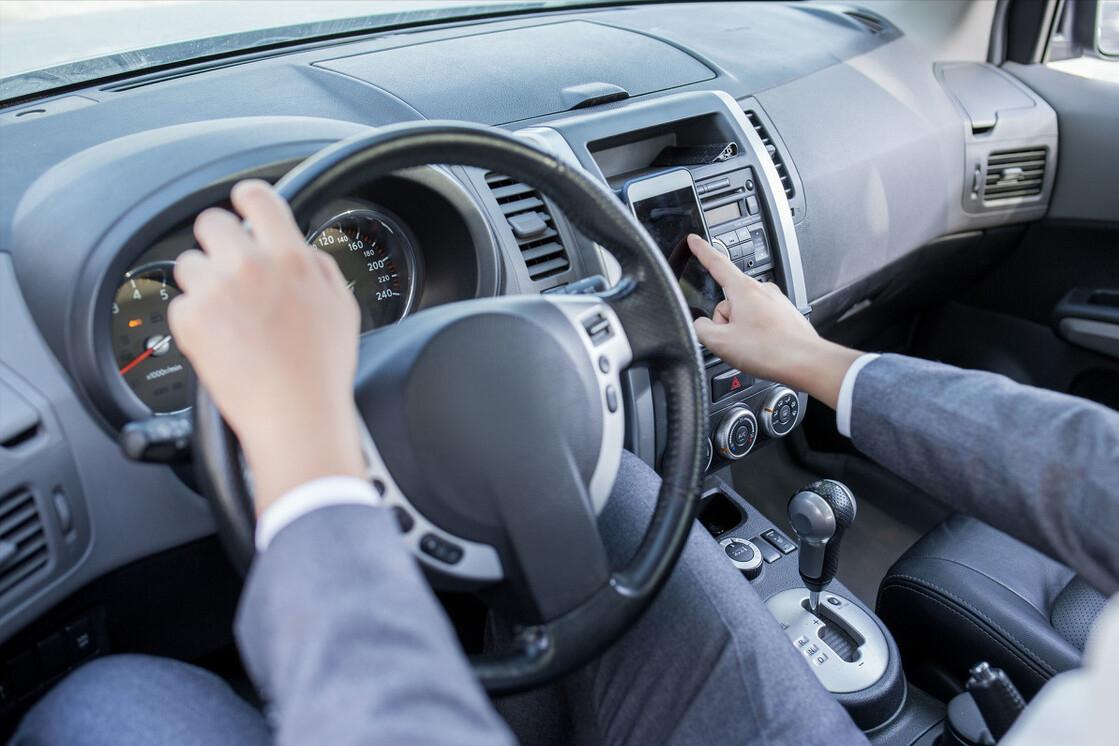 新手司机提新车不拉手刹一路滑行,新手司机开车老忘放手刹