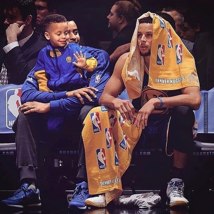 头像nba库里,库里的头像是元宇宙的吗